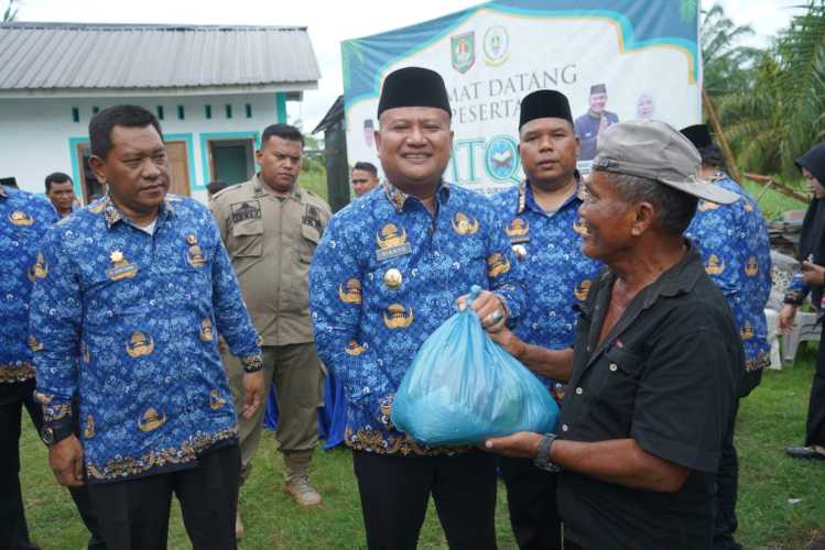Respons Cepat Pemkab Asahan, Wakil Bupati Salurkan 500 Paket Sembako untuk Korban Banjir Sei Dua Hulu