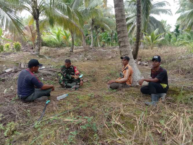 Babinsa Koramil 01/Tembilahan Gencar Sosialisasikan Larangan Pembakaran Lahan