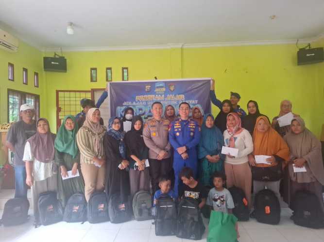 Sat Polairud Polres Pelalawan Salurkan Bantuan di Desa Segati Kecamatan Langgam.