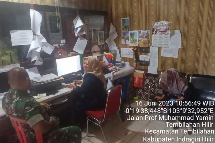 Sertu Anton Meninjau Pelayanan Kantor Lurah Tembilahan Hilir