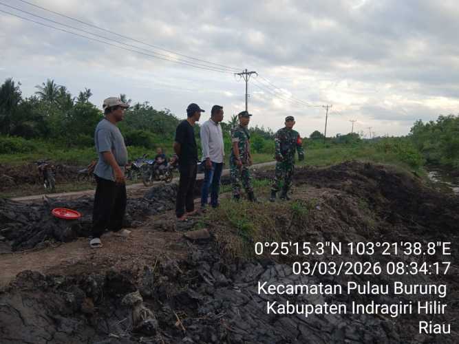 Babinsa Sri Danai Jaya Tinjau Lokasi Pembangunan Pintu Air, Antisipasi Banjir Rob Akibat Pasang Besar