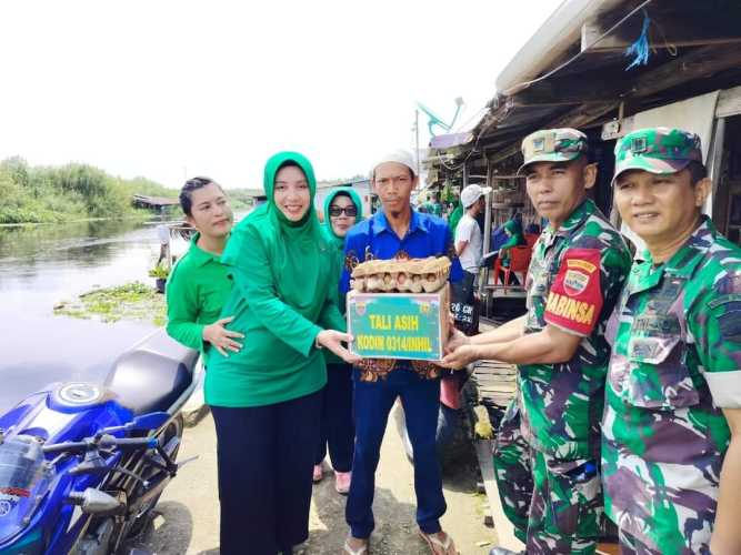 Pengurus Persit Kodim Inhil Menyerahkan Bantuan Untuk Korban Terdampak Bencana Banjir di Desa Sialang Panjang