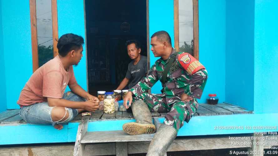 Babinsa Kodim 0314/Inhil Tingkatkan Silaturahmi Antar Tokoh Masyarakat di Desa Sungai Dusun