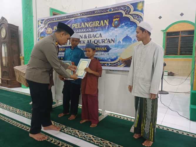 Bangun Generasi Qurani, Kapolsek Pelangiran Tutup Lomba Adzan dan Hafalan Surat Pendek