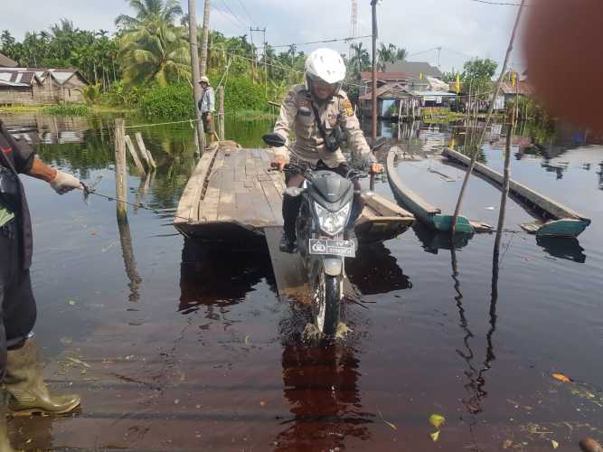 Telusuri Sungai Hingga Pelosok Desa, Polsek Jajaran Polres Inhil Imbau Pemilu Damai