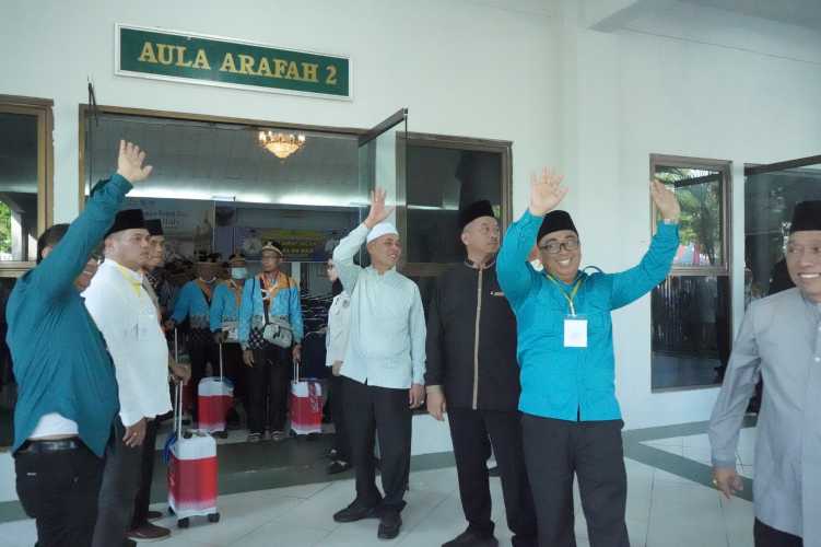 Bupati Inhil Lepas Keberangkatan Jemaah Haji dari Embarkasi Batam menuju Tanah Suci