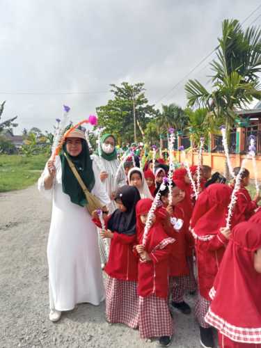 TK N Pembina Tembilahan Gelar Pawai dan Buat Bubur Asyura Peringati 10 Muharram 1445 H