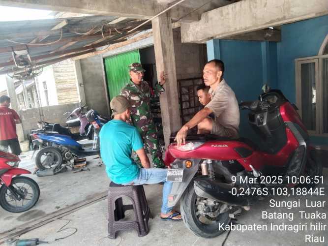 Babinsa Koramil 12/Batang Tuaka Kodim 0314/Inhil Lakukan Komsos di Desa Sungai Luar