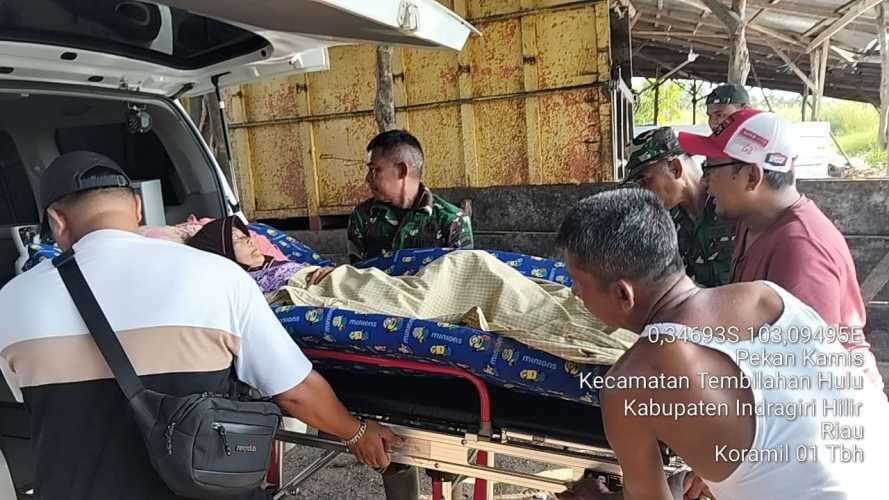 Danramil 01/Tembilahan Kapten Inf. Riswanto dan Babinsa Sialang Panjang Evakuasi Warga Sakit ke RS Puri Husada di Bulan Ramadan