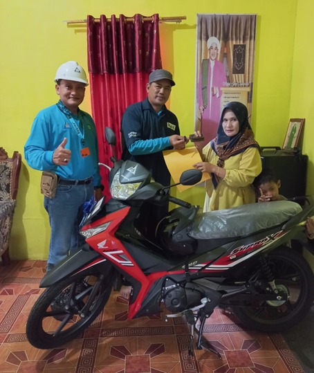 Rangkaian HUT 55 Tahun, Sambu Group Serahkan Grand Prize  Sepeda Motor ke Petani Kelapa