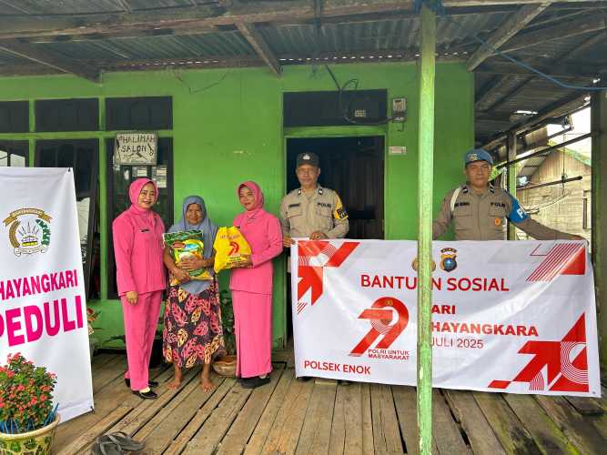 Bhayangkari Ranting Polsek Enok Salurkan Bansos dalam Rangka HUT Bhayangkara ke-79