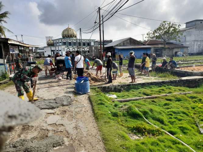 Danramil Dengan Sukarela Bersama Warga Benahi Jalan Umum