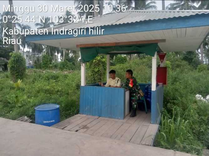Babinsa Pulau Burung Tingkatkan Pengawasan Lingkungan Jelang Lebaran