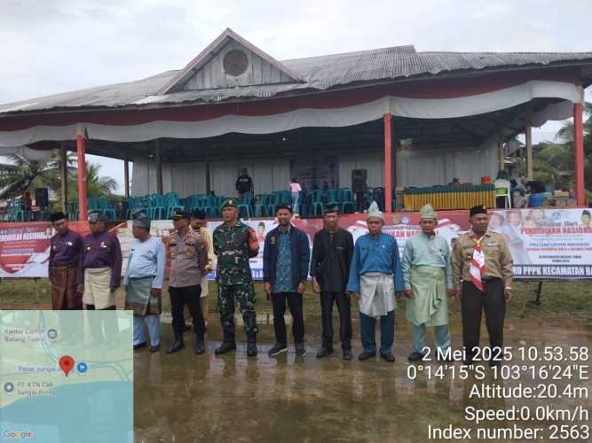 Babinsa Sertu Januar Effendi Wakili Danramil 12/Batang Tuaka dalam Peringatan Hardiknas 2025