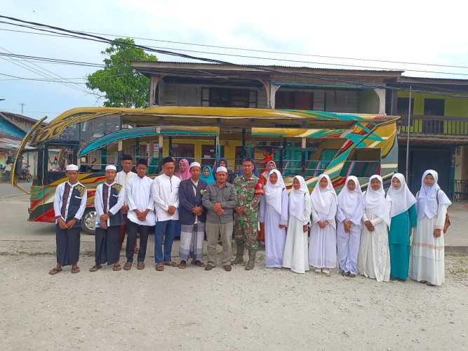 Babinsa Sungai Intan Mendampingi Wisuda Akbar Santri Sungai Intan