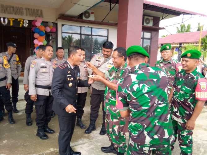 Danramil Batang Tuaka Berikan Kue Ultah Kepada Kapolsek Sempena HUT Bhayangkara