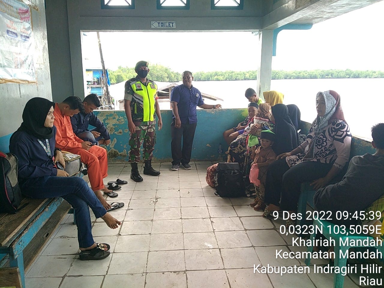 Babinsa Mandah Jalankan Pengetatan di Pelabuhan Sembuang