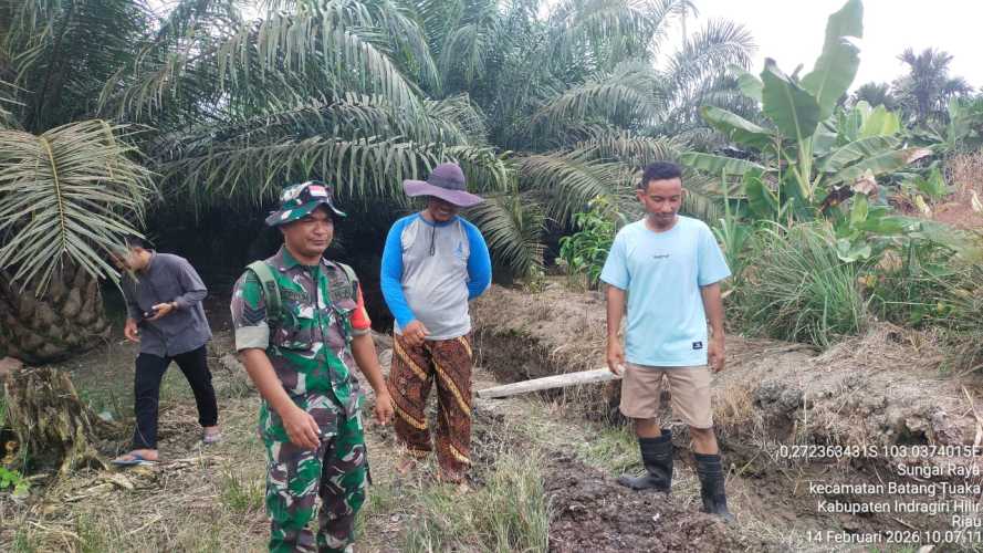 Babinsa Sungai Raya Laksanakan Patroli Tapal Batas Lahan Perkebunan Warga