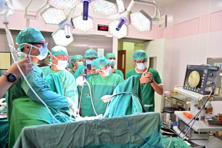 RSUD Arifin Achmad Tangani Kasus Langka, Pasien Alami Kondisi Menstruasi Tidak Biasa