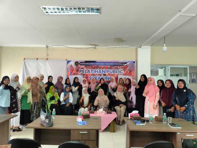 Pelatihan Public Speaking IKWI Riau Dorong Perempuan Berani Tampil dan Ubah Mindset