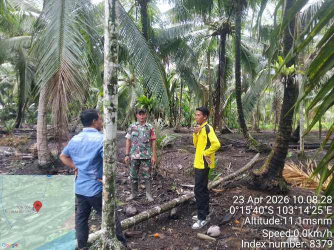 Babinsa Sungai Piring Perkuat Kedaulatan Wilayah Melalui Patroli Tapal Batas