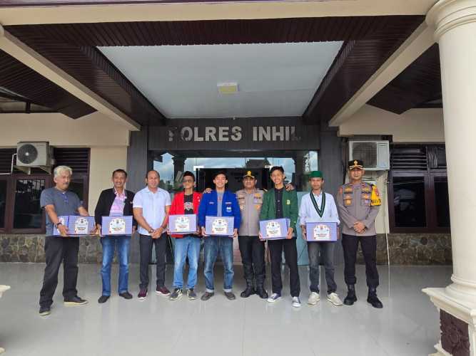 Kapolres Inhil Bagikan Bingkisan Lebaran kepada Tokoh Masyarakat dan Mahasiswa
