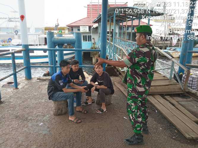 Kopda Sudarwis Lakukan Pengawasan Penumpang di Pelabuhan Sembuang