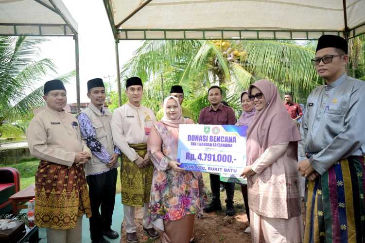 Bupati Bengkalis Serahkan Bantuan Untuk Korban Puting Beliung di Desa Api-Api, Tegaskan Pemerintah Hadir Di Tengah Masyarakat