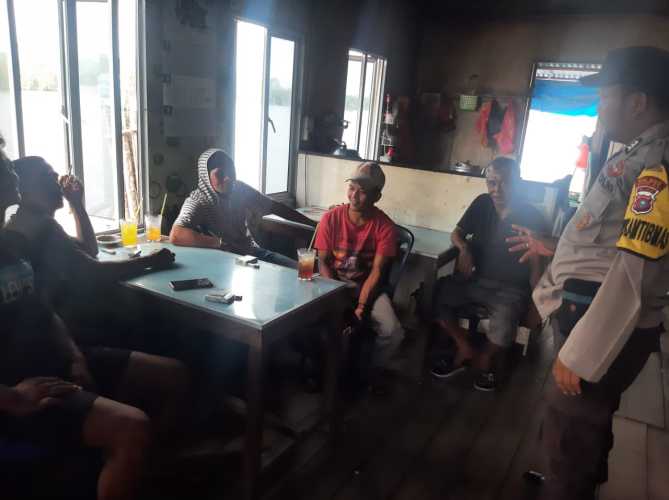 Babinkamtibmas Sarapan Bareng dengan Tomas Desa Rotan Semelur, Ciptakan Kamtibmas selama Pilkada.