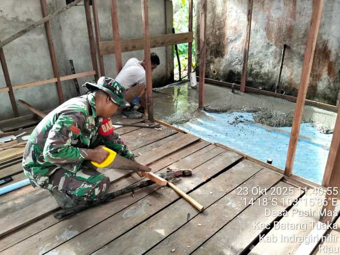 Babinsa Koramil 12/Batang Tuaka Himbau Warga Pasir Mas Tingkatkan Keselamatan Kerja di Lingkungan Masyarakat