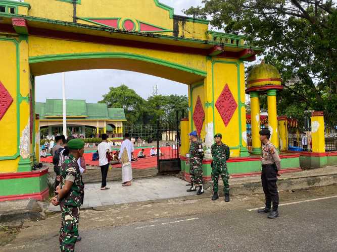 Babinsa Koramil 01/Tembilahan Kodim 0314/INHIL Amankan Sholat Idul Adha di Lapangan Gajah Mada