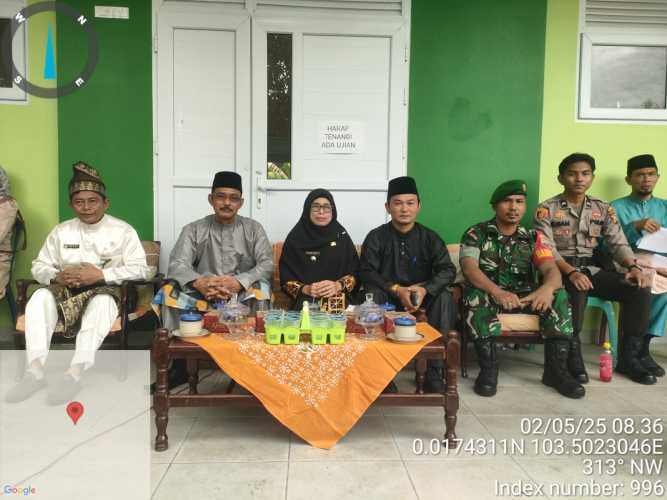 Babinsa Hadiri Upacara Hardiknas di MTsN 1 Mandah, Perkuat Sinergi dengan Dunia Pendidikan