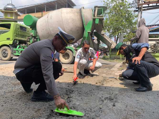 Masih dalam Pelaksanaan Operasi Keselamatan Lancang kuning 2026 Sat Lantas Polres Inhil Bersama Forum LLAJ Inhil Tambal Sulam Jalan Berlubang di Kota Tembilahan