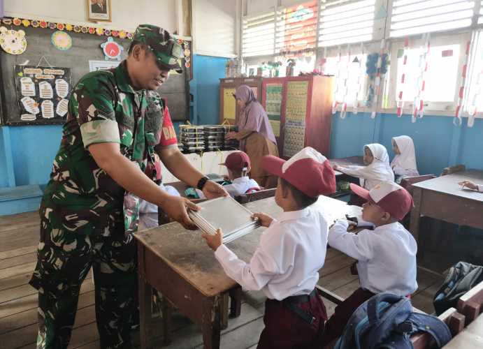 Babinsa Serda Miskal turut aktif dalam membantu penyaluran 865 porsi makanan bergizi