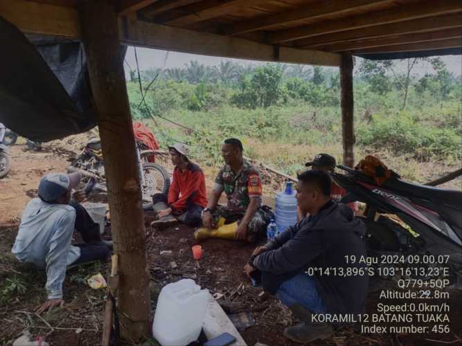 Serda Pernando Babinsa Koramil 12/Batang Tuaka Bersama Penggerak Kepedulian Karhutlah