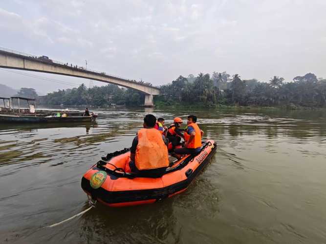 Detik-detik Pemuda 21 Tahun Jatuh ke Sungai Kampar Usai Motornya Hantam Pagar Jembatan