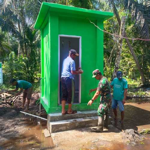 Warga Desa Karya Tunas Jaya Antusias, Danramil Sebut MCK TMMD ke-123 Jadi Solusi Sanitasi