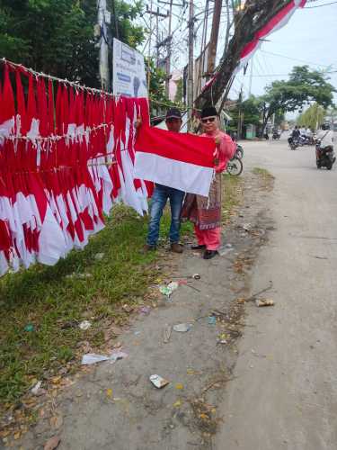 KUPT DLHK Bersama Pedagang Musiman Tahunan Ciptakan Kebersihan Kota Jelang HUT RI Ke-78