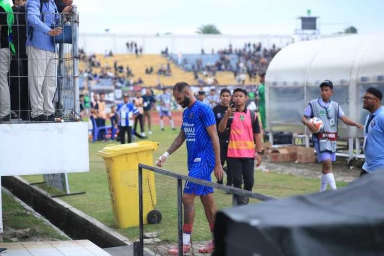 Garudayaksa FC Curi Poin PSPS, Aji Santoso Pastikan Coret 3 Pemain Asing