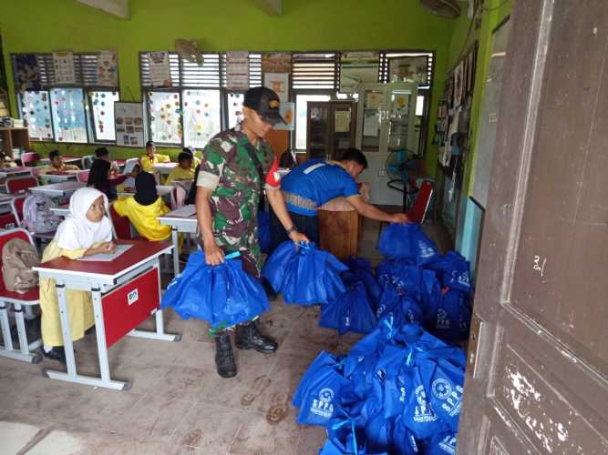 Babinsa Serda Ronal Manalu Laksanakan Pendampingan MBG di Bulan Ramadhan 1447 H di Wilayah Tembilahan Hulu
