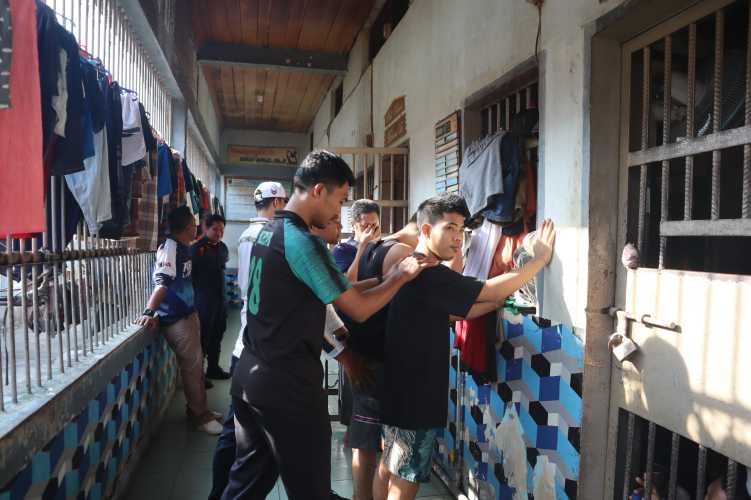 Razia Rutin Pascaramadan, Lapas Kelas IIA Tegaskan Komitmen Keamanan dan Ketertiban