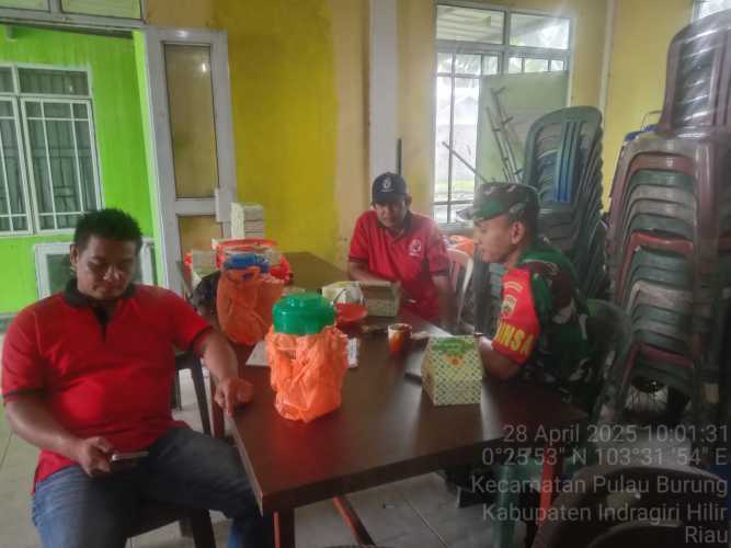 Babinsa Koramil 11/Pulau Burung  Jalin Silaturahmi dan Berikan Pembelajaran Sosial di Desa Keramat Jaya