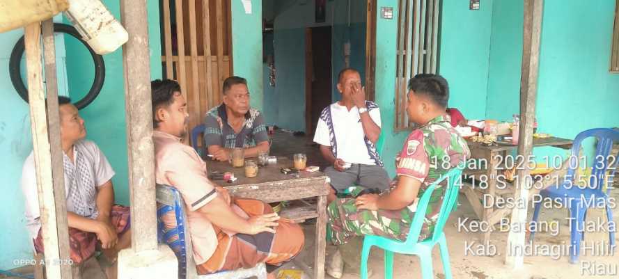 Babinsa Pasir Mas Budayakan Sikap Tolong Menolong Kepada Warga