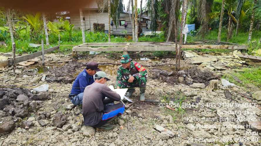 Babinsa Simpang Jaya Aktif Laksanakan Komsos, Tekankan Keselamatan Warga