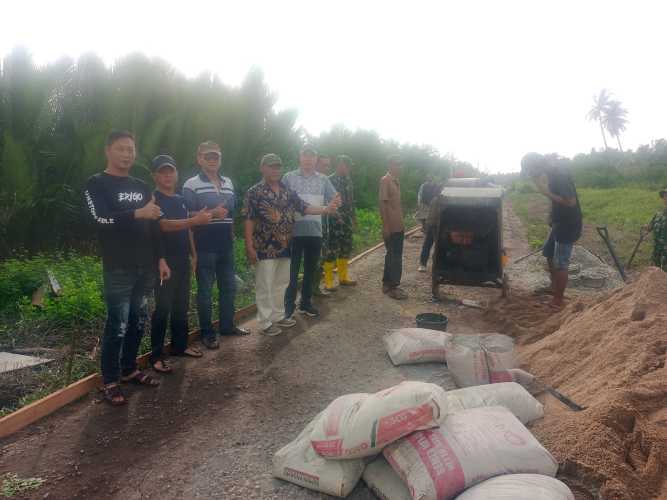 Koramil 11/Pulau Burung Bersama PSMTI Gelar Karya Bakti Semenisasi Jalan