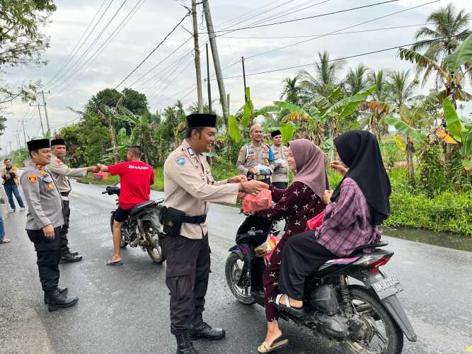 Dengan Kegiatan Berbagi Takjil,Polsek Tembilahan Hulu Menumbuhkan Semangat Kebersamaan di Bulan Ramadhan