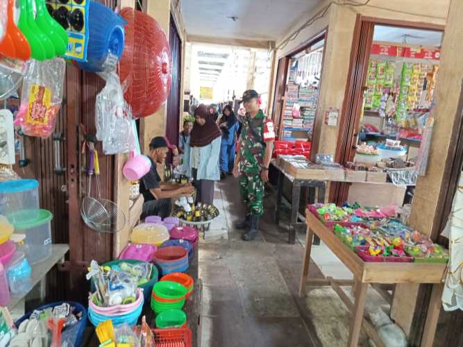 Babinsa Koramil 01/Tembilahan Laksanakan Pengecekan Pasar dan Patroli Kamtibmas di Pasar Kayu Jati