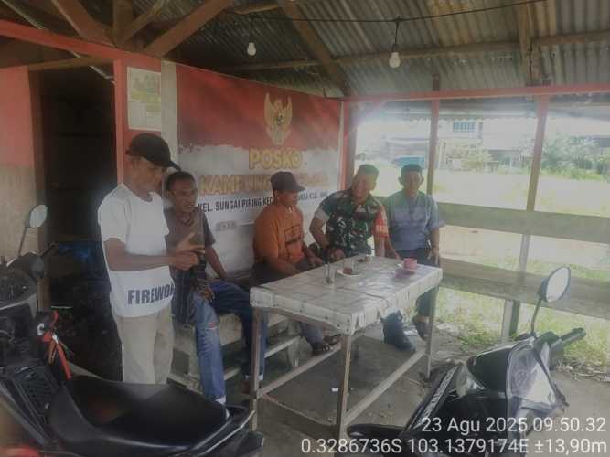 Babinsa Koramil 12/Batang Tuaka Gencarkan Komsos di Kampung Pancasila, Ajak Masyarakat Gotong Royong