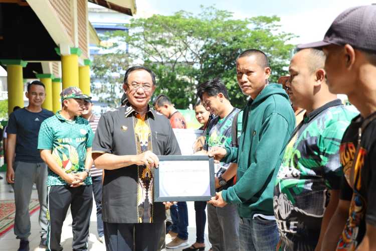 Melihat Animo dan Jumlah Peserta yang Banyak,Bupati H.M.Wardan akan Jadikan Agenda Rutin Pameran Bonsai dan Kontes Burung Berkicau