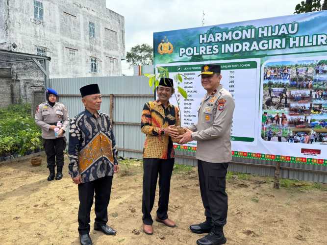 Dukung Program Green Polisi, Tokoh Masyarakat Tembilahan Terima Bibit Pohon dari Waka Polda Riau